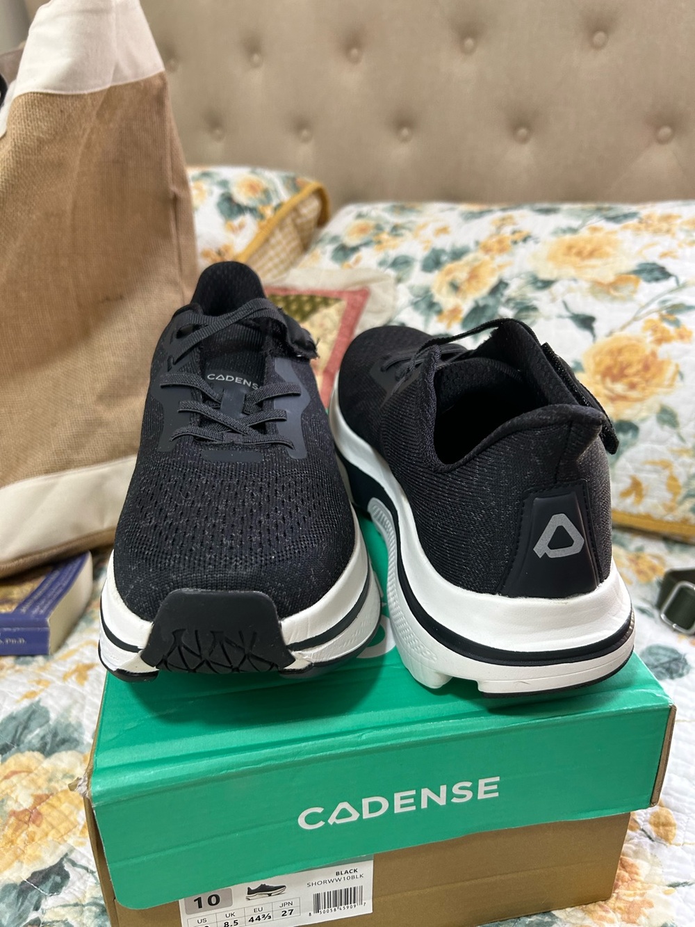 CADENCE Women’s Sneaker. Size 10.